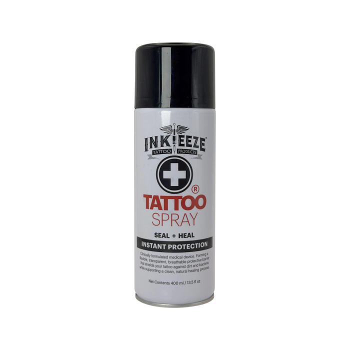 Un vaporisateur de tatouage blanc de 400 ml avec un bouchon noir, comportant une croix médicale noire et blanche sur l’étiquette et la mention « Seal, Protect, Heal » (sceller, protéger, guérir), accompagné d’instructions d’utilisation.