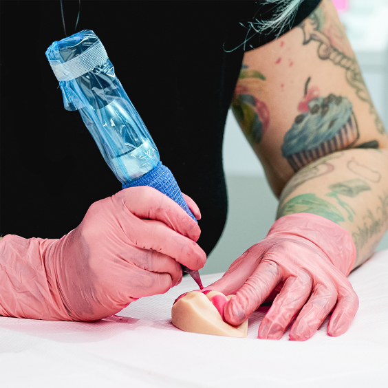 A Pound of Flesh PMU Übungslippen und Piercing Körperteil