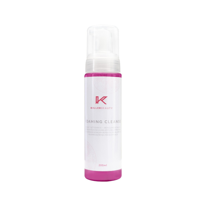 Flacon blanc et rose de nettoyant moussant antibactérien Killer Beauty (200 ml), avec distributeur à pompe, étiquette au design minimaliste.